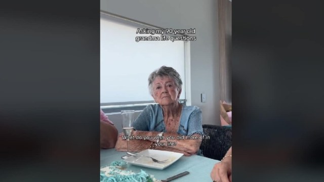 90χρονη γιαγιά έγινε viral στο Tik Tok: «Μετανιώνω που παντρεύτηκα πολύ νέα. Δεν είμαι πολύ ντροπαλή, πάντα μου άρεσαν οι άνδρες» (Video)