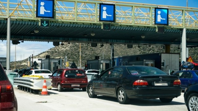 Ακόμη πιο «τσουχτερό» το 2024: Σκεπάζει τα πάντα η ακρίβεια – Οι νέες τιμές στα διόδια από την 1η Ιανουαρίου