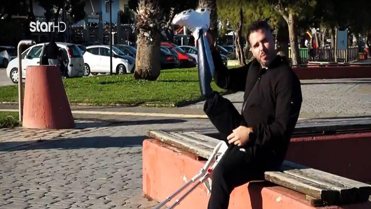 Αντώνης Γιαζιτζόγλου: «Φώναζα με όλη μου τη δύναμη “Πού είναι το πόδι μου”. Είπαν ότι θα το κολλήσουν ξανά αλλά…» – Το τροχαίο, ο ακρωτηριασμός & η αγάπη για τα παιδιά του