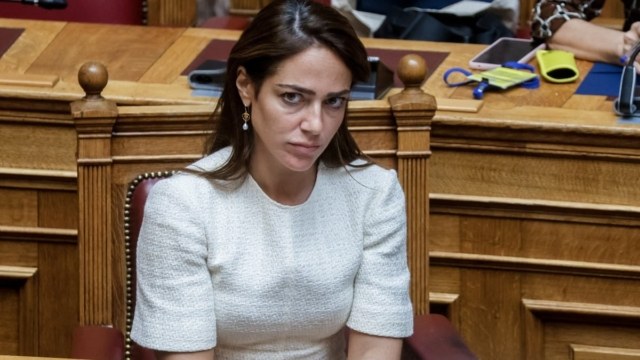 «Χαλασμός» με τη φράση της Δόμνας Μιχαηλίδου για τις συγχωνεύσεις σχολείων: «Δεν πειράζει, το περπάτημα κάνει καλό…»