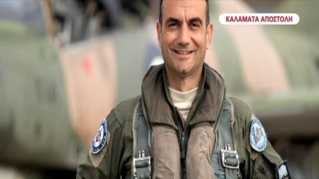 Πτώση αεροσκάφους στην Καλαμάτα: Μπροστά στη σύζυγο και τα παιδάκια του σκοτώθηκε ο 40χρονος επισμηναγός Επαμεινώνδας Κωστέας (Video)