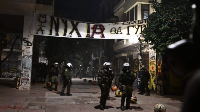 Επεισόδια στα Εξάρχεια: Μολότοφ και πετροπόλεμος μετά την πορεία για τον Αλέξανδρο Γρηγορόπουλο