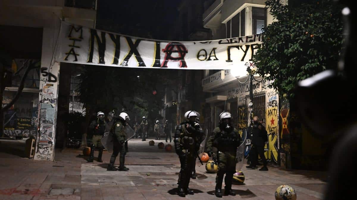 Επεισόδια στα Εξάρχεια: Μολότοφ και πετροπόλεμος μετά την πορεία για τον Αλέξανδρο Γρηγορόπουλο