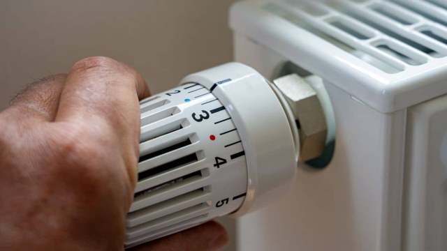 Τέλος στις πολυκατοικίες με πετρέλαιο και φυσικό αέριο – Τι θα ισχύει για τα νεόδμητα και τι για τα παλιά σπίτια