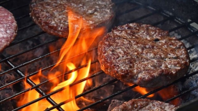 5 μυστικά για ζουμερά και αφράτα μπιφτέκια από τους πιο διάσημους σεφ