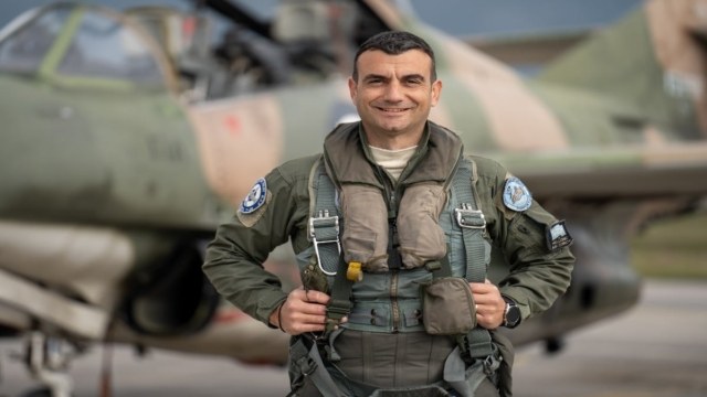 Πτώση αεροσκάφους στην Καλαμάτα: «Έφυγε έτσι όπως ήθελε, να πετάει» – “Λύγισε” ο πατέρας του 40χρονου επισμηναγού Επαμεινώνδα Κωστέα