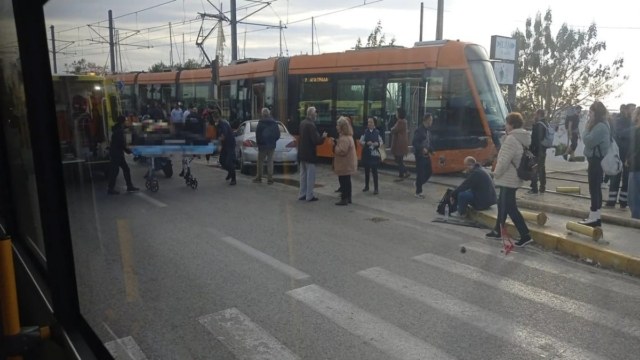 Τραγωδία στο Παλαιό Φάληρο: Μία γυναίκα νεκρή από τη σύγκρουση αυτοκινήτου με τραμ – Η σορός της μεταφέρθηκε στο Ασκληπιείο