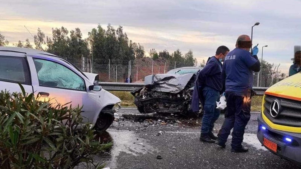 Θανατηφόρα μετωπική σύγκρουση στη λεωφόρο Σπάτων – Αρτέμιδος με δύο νεκρούς – Ένας οδηγός πέρασε στο αντίθετο ρεύμα