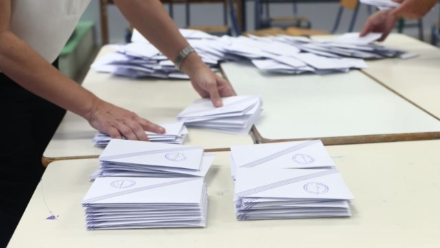 Γκάλοπ Marc: Πάνω από 1 στους 2 στηρίζει – 54,8% «ΝΑΙ» στον γάμο ομοφύλων και 52,9% στην υιοθεσία από ομόφυλα ζευγάρια