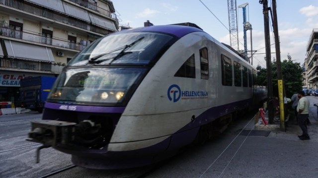Τραγωδία στις ράγες του τρένου: Συρμός του Προαστιακού παρέσυρε και σκότωσε πεζό στο Ζευγολατιό