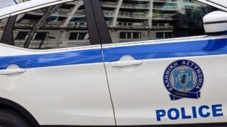 Γλυφάδα: Ανήλικος διακινητής ναρκωτικών χτύπησε αστυνομικούς με γροθιές και κλωτσιές – Συνελήφθη η μητέρα του