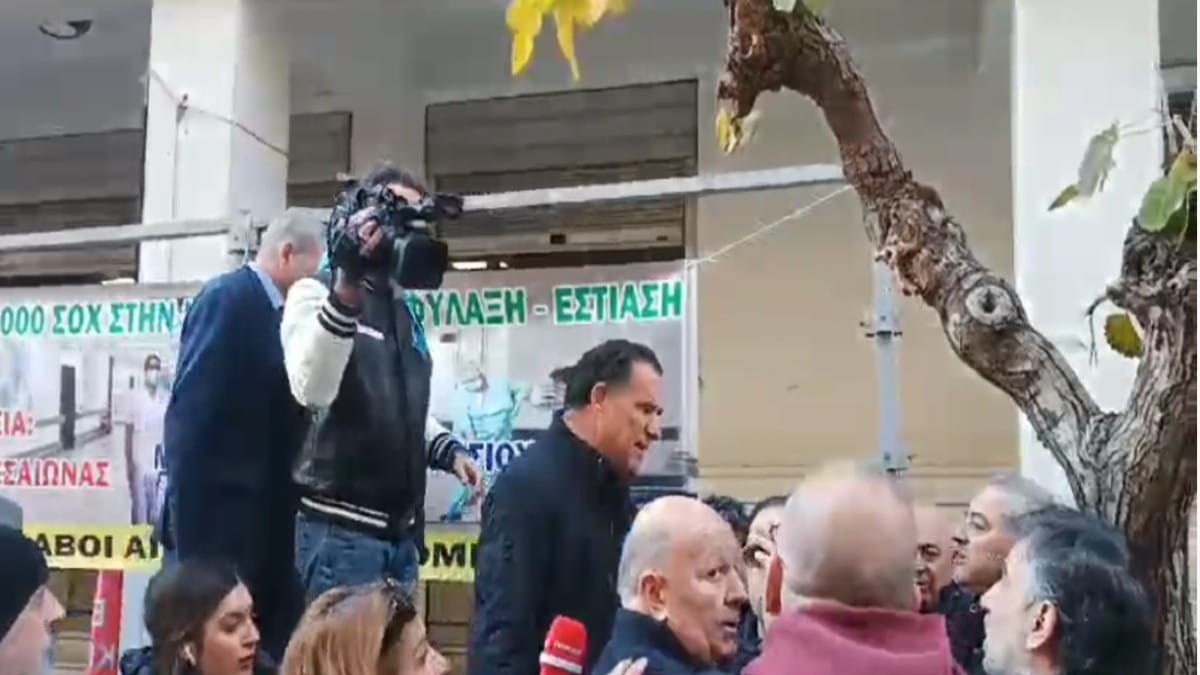 Υποδοχή με γιουχαΐσματα στον Άδωνι Γεωργιάδη έξω από το υπουργείο Υγείας – Του πέταξαν καφέδες!