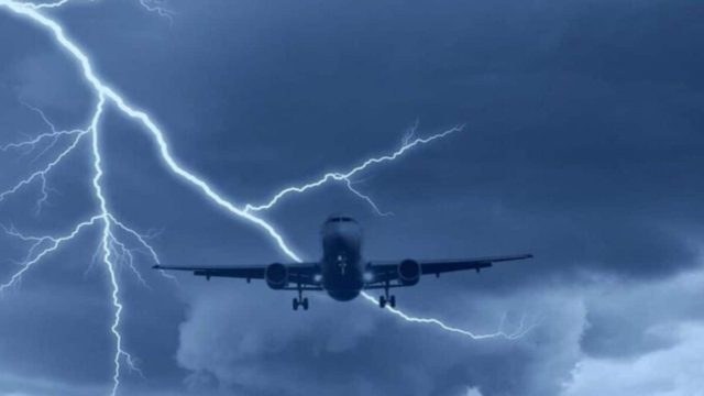 Θρίλερ για 50 επιβάτες: Κεραυνός χτύπησε αεροπλάνο της Cyprus Airways