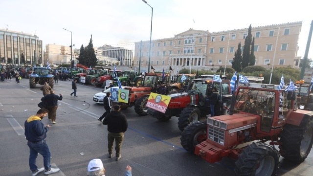 Αγρότες: Αναχωρούν τμηματικά και συντεταγμένα μετά τις 11:00 τα τρακτέρ από το Σύνταγμα – Νέες κυκλοφοριακές ρυθμίσεις (Video)