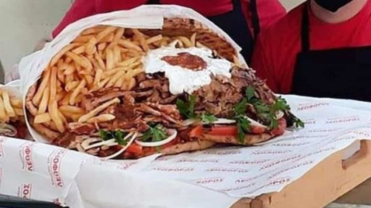 Ο έρωτας περνά από το στομάχι: Έφτιαξαν ανθοδέσμη πιτόγυρο 8,5 κιλών για του Αγίου Βαλεντίνου – «Ωραία τα τριαντάφυλλα αλλά δεν τρώγονται»