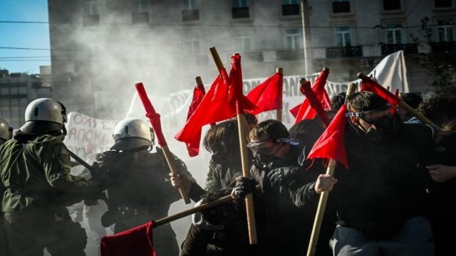 Πεδίο μάχης το κέντρο της Αθήνας: Ένταση στο πανεκπαιδευτικό συλλαλητήριο – Επεισόδια στο Σύνταγμα, πετροπόλεμος στο Πολυτεχνείο