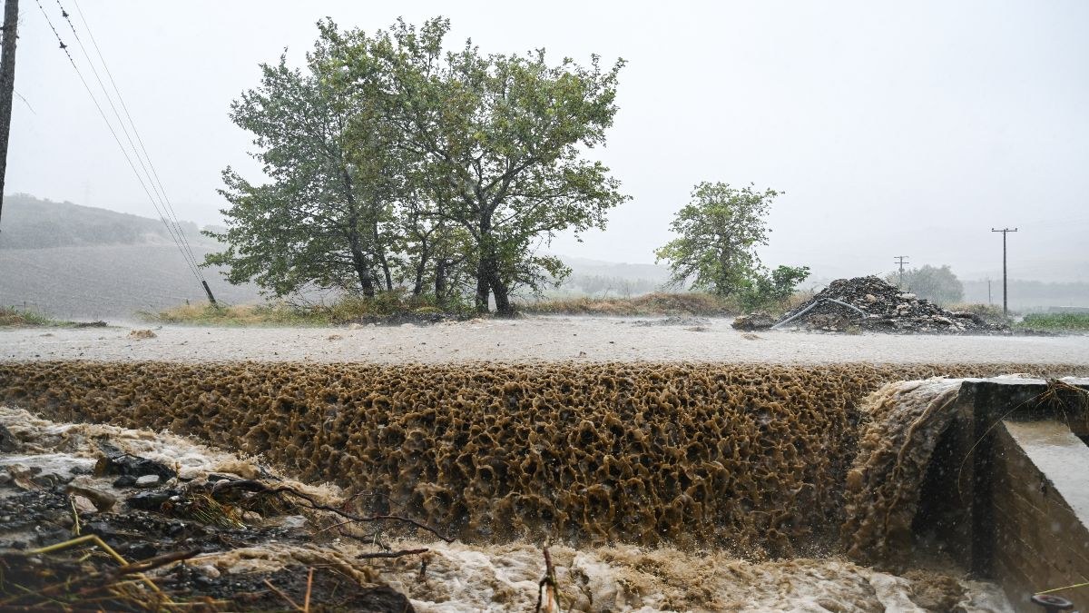 «Κόκκινος» συναγερμός από το meteo: Έντονα φαινόμενα την Δευτέρα σε ολόκληρη την χώρα – Που αναμένονται βροχές, χαλαζοπτώσεις και χιόνια; (video)