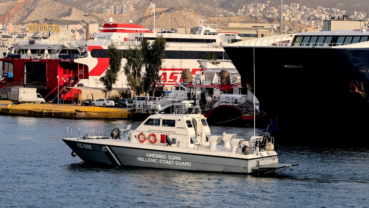 Χειροπέδες σε λιμενικό από τους «Αδιάφθορους» – Ζητούσε χρήματα και τσιγάρα για να περνούν πλοία χωρίς επιθεώρηση