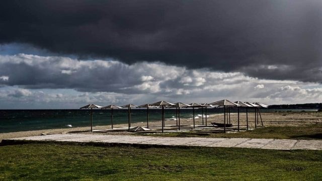 Καιρός σήμερα 3/2: Τοπικές βροχές και πτώση της θερμοκρασίας – Αναλυτική πρόγνωση