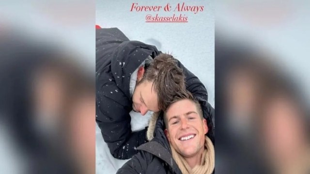 Love is in the air για Στέφανο Κασσελάκη & Tyler McBeth: Η ρομαντική φωτογραφία ξαπλωμένοι στα χιόνια για τον Άγιο Βαλεντίνο