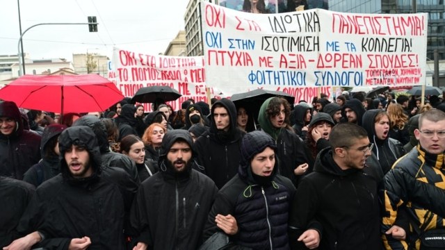 Παντός καιρού οι φοιτητές: Πανεκπαιδευτικό συλλαλητήριο υπό βροχή στο κέντρο της Αθήνας – Έκλεισε η Πανεπιστημίου