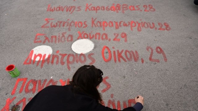 Τραγωδία στα Τέμπη: Κατηγορηματική η αντιδήμαρχος καθαριότητας για το σβήσιμο των ονομάτων στο Σύνταγμα – «Δεν έδωσα ποτέ εντολή, ζητώ συγγνώμη…»
