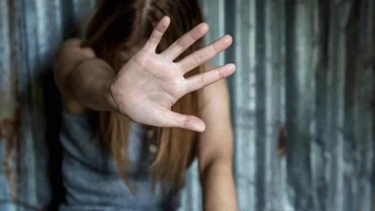 Βιασμός ανήλικης στο Κερατσίνι: «Αποκλείεται να βίαζε την εγγονή μας, 53 χρόνια είμαστε μαζί, δεν μπορεί να είναι παιδεραστής» – Αρνείται τα πάντα η γιαγιά