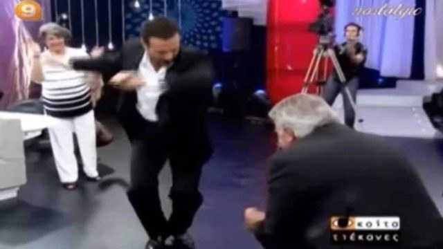 «Προσκύνησε» μέχρι και ο Πασχάλης Τερζής: Το βαρύ ζεϊμπέκικο γνωστού ηθοποιού που γκρέμισε την πίστα!