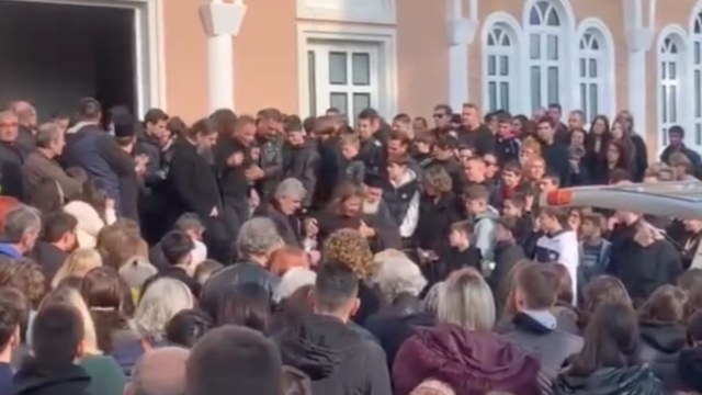 Σπαραγμός στην Αλεξανδρούπολη: Λαοθάλασσα στην κηδεία του 15χρονου Γιάννη που έπεσε από φωταγωγό – Υποβασταζόμενοι οι γονείς (video)