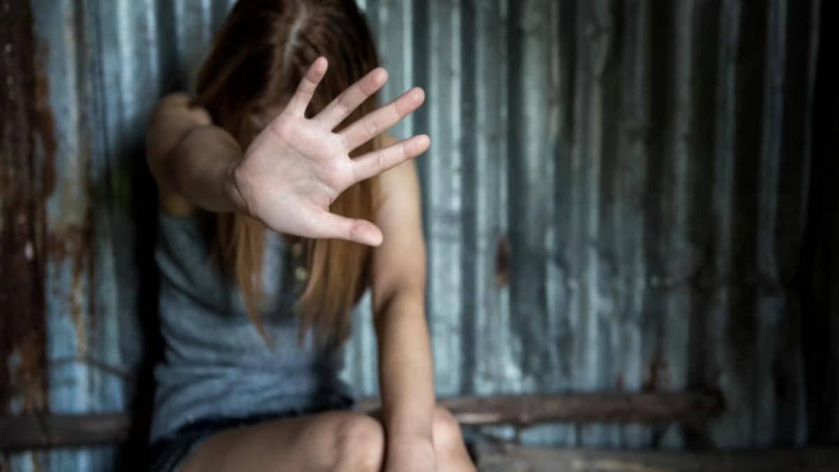 Πατριός-κτήνος στην Αίγινα: Βίaζε την κόρη της συντρόφου του από το 2013 και τράβαγε βίντεο τις φρικιαστικές πράξεις – Οι απειλές και τα «δωράκια»
