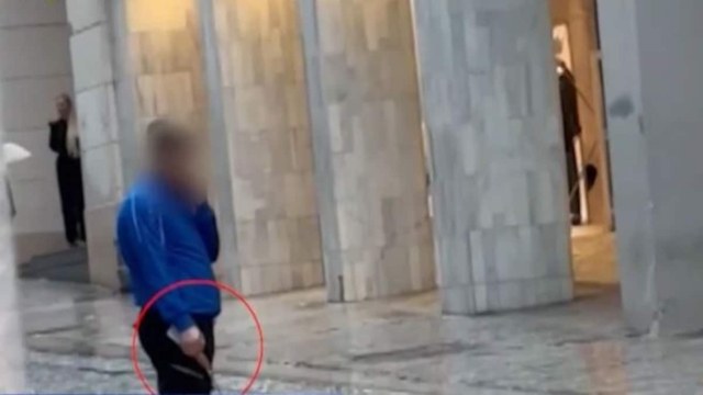 Επίθεση με μαχαίρι στην Ερμού: «Δεν ξέρω τίποτα, δεν έχω δει τίποτα» λέει ο πατέρας της φοιτήτριας (video)