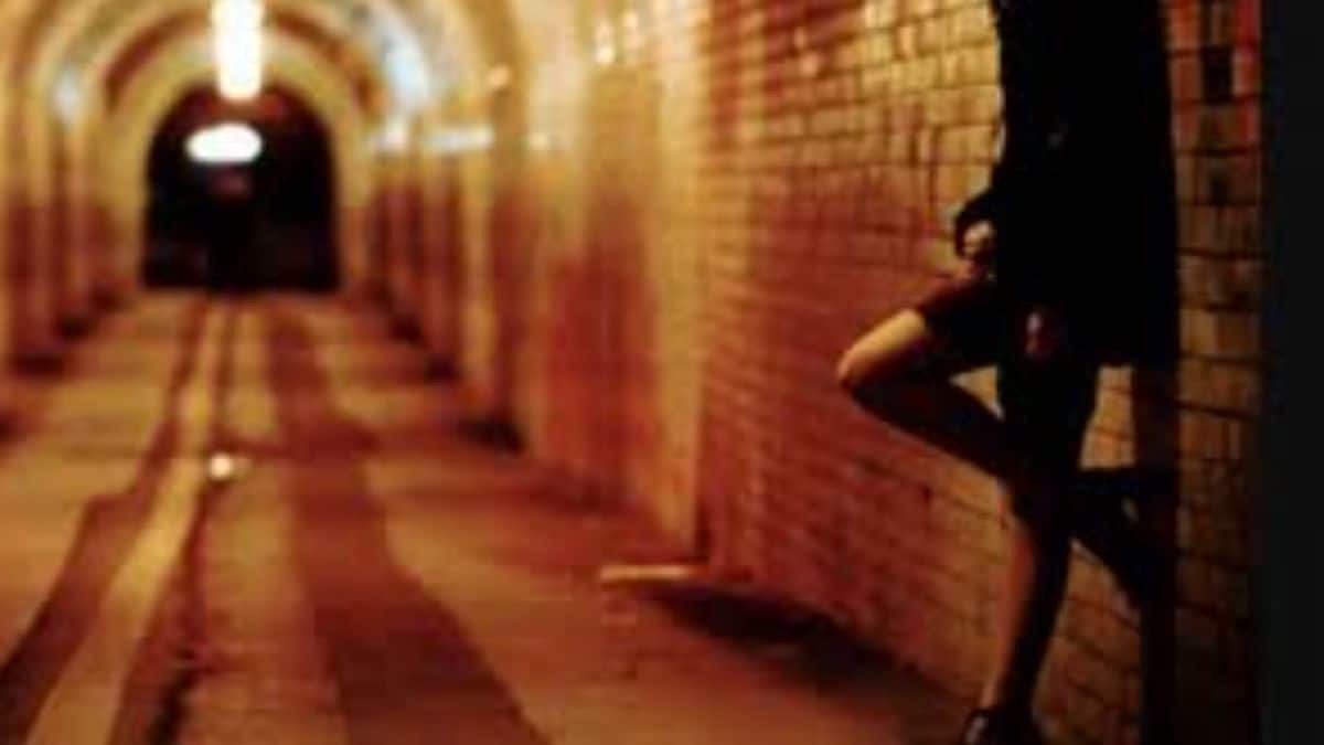 Αθήνα – Κύκλωμα εξωθούσε ανήλικες στην πορνεία – 4 συλλήψεις, ανάμεσά τους 25χρονη που στρατολογούσε τις κοπέλες