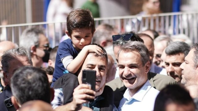 Κυριάκος Μητσοτάκης: Selfies με μικρούς και μεγάλους – Η ανάρτηση από την επίσκεψη στο Μοσχάτο