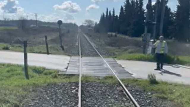 Βίντεο ντοκουμέντο: Σεκιούριτι του ΟΣΕ σε ρόλο… τροχονόμου σε αφύλαχτη διάβαση
