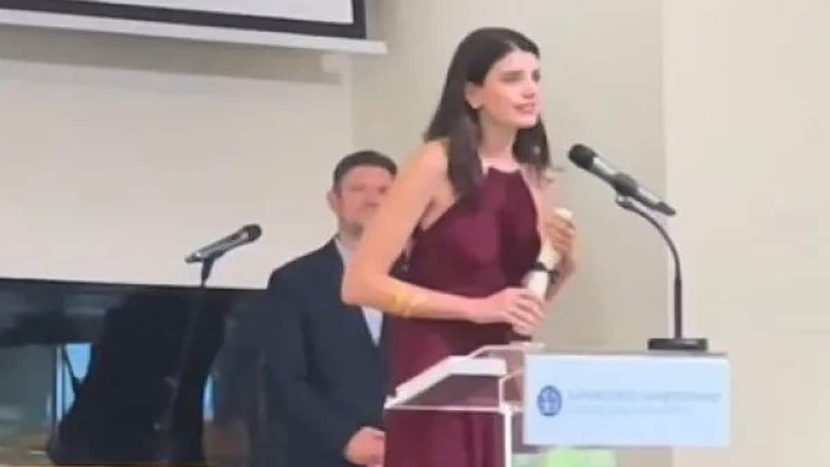 Viral αποφοίτηση στο «Χαροκόπειο»: Πήρε πτυχίο και ευχαρίστησε δημόσια την… Άννα Βίσση! (video)