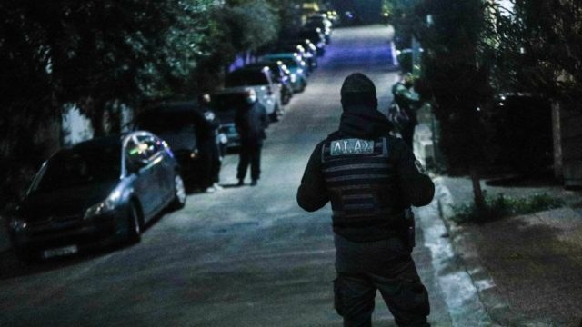 Ηλιούπολη: Αίνιγμα με τους θανάτους μητέρας και γιου από το ίδιο όπλο – Τι εξετάζει η Αστυνομία