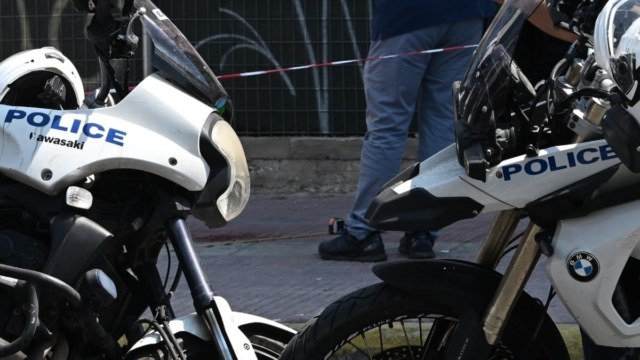 Άγιος Παντελεήμονας: Αστυνομικοί λήστεψαν μίνι μάρκετ που ανήκει σε Σύρο μετανάστη (video)