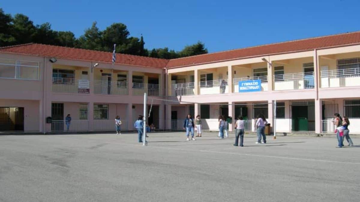 Πέλλα: 15χρονος έσβησε τσιγάρο σε μάγουλο 14χρονου – Χειροπέδες και στους γονείς του δράστη