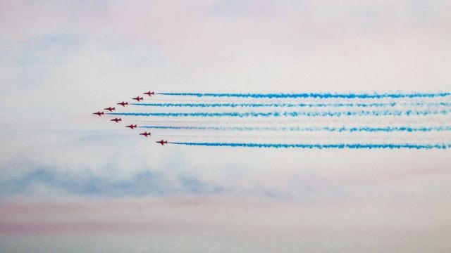 Αεροπορική επίδειξη των Red Arrows στο Φλοίσβo – Βίντεο με τις εντυπωσιακές πτήσεις