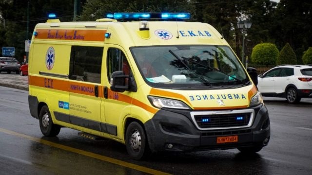Θεσσαλονίκη: Αυτοκίνητο παρέσυρε διασώστη του ΕΚΑΒ