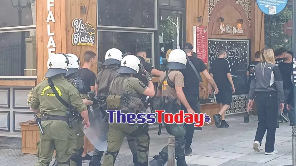 Ο κακός χαμός στο κέντρο της Θεσσαλονίκης: Ένταση στην Καμάρα με οπαδούς του ΠΑΟΚ και δυνάμεις των ΜΑΤ (video)