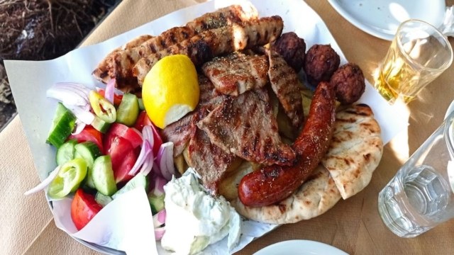 Ποιοτικό και οικονομικό στέκι: Στην ταβέρνα που έγινε ο ναός της νεολαίας θα φας καλά και θα το θυμάσαι για πάντα!