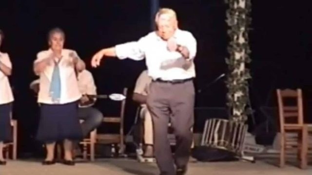 90χρονος παππούς δίνει «ρέστα» & κάνει το κοινό να παραληρεί με το μερακλίδικο ζεϊμπέκικο του (video)
