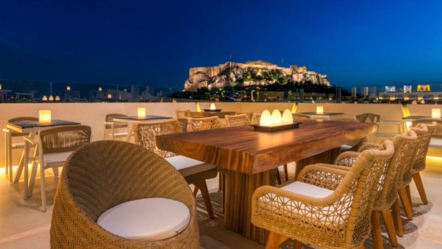 4+1: Οι καλύτερες ταράτσες στο κέντρο της Αθήνας για να απολαύσετε το cocktail σας!