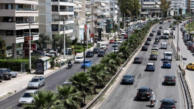 Λεωφόρος Ποσειδώνος: Τροχαίο με εγκατάλειψη – Σε κρίσιμη κατάσταση δύο νέοι