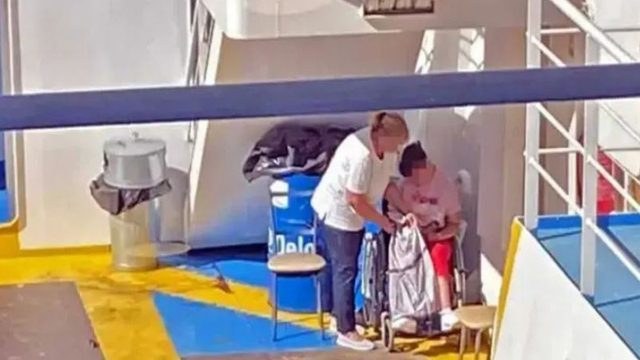 Δεν θα το δείξει κανένα κανάλι: Παιδί ΑμεΑ έμεινε 45′ σε γκαράζ γιατί δεν υπήρχε ράμπα στο φεριμπότ