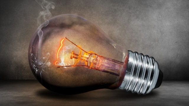 «Τσουχτεροί» λογαριασμοί για καταναλωτές με πράσινα – κίτρινα τιμολόγια ρεύματος (video)