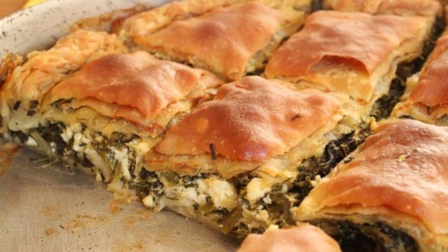 Αρχοντική σπανακόπιτα της γιαγιάς με μακεδονίτικη σφολιάτα: Μοσχοβολάει το σπίτι
