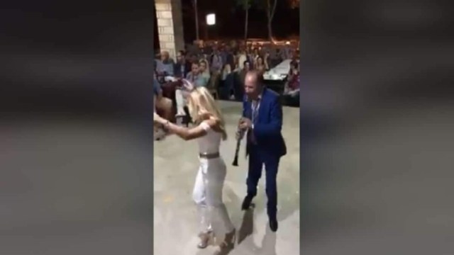 «Αναστέναξαν» τα κλαρίνα: Σόλο τσιφτετέλι ξανθιάς καλλονής τρελαίνει κόσμο με το λίκνισμά της (video)