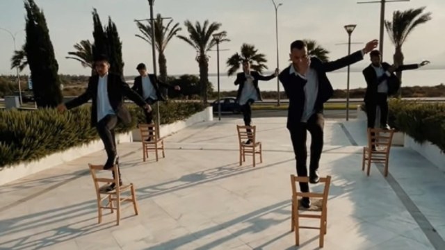 «Γκρεμίστηκε» το διαδίκτυο: Λεβέντες χορεύουν το πιο αρχοντικό ζεϊμπέκικο και προκαλούν ανατριχίλα!